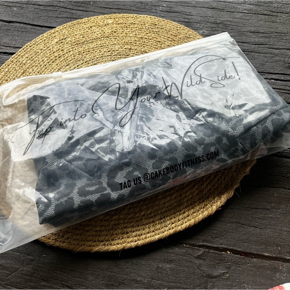 NWT Cake Body Leopard Print Seamless Scrunch Booty Leggings - Picture 6 of 8